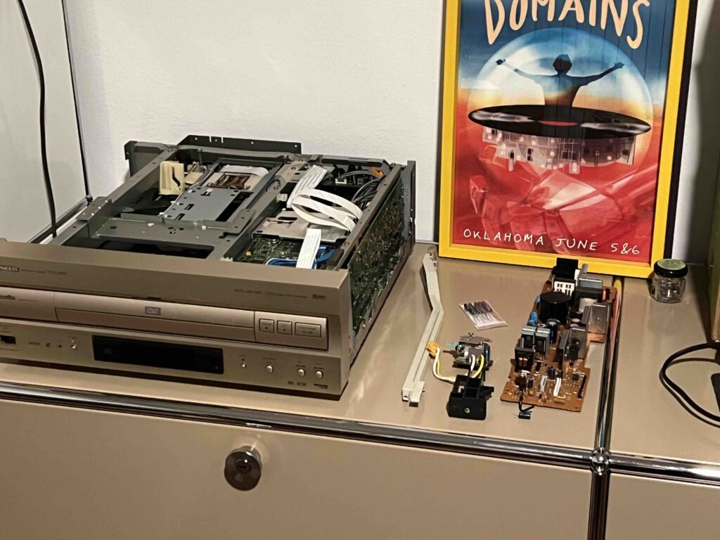 Image of laserdisc with casing off and power supply removed