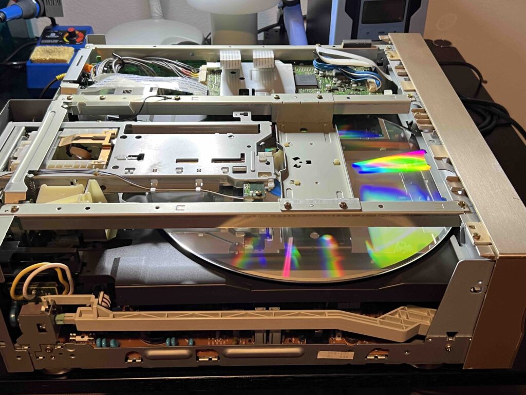 Image of the laserdisc player without casing
